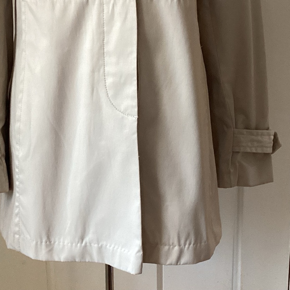 Jones New York princess cut back/cuff belt lined concealed button rain trench M - Picture 3 of 12